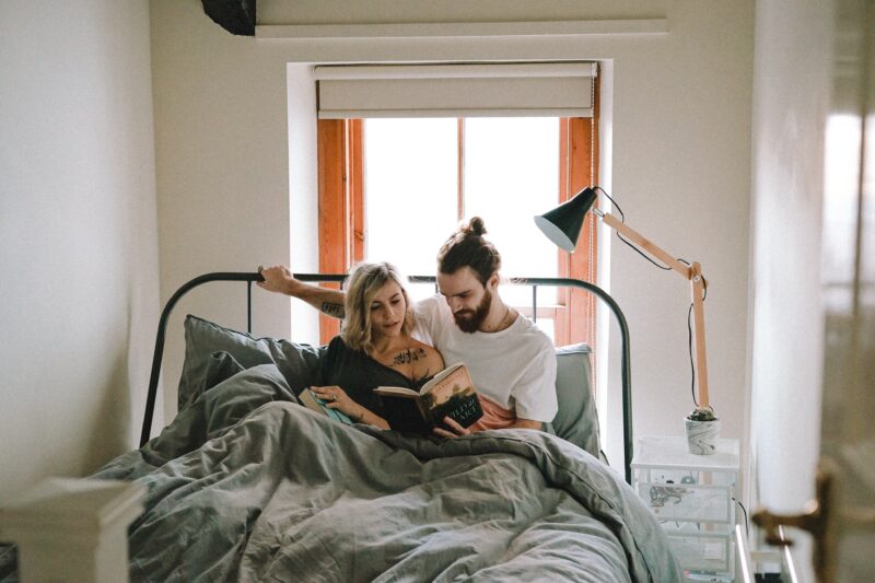 couple-in-a-bed